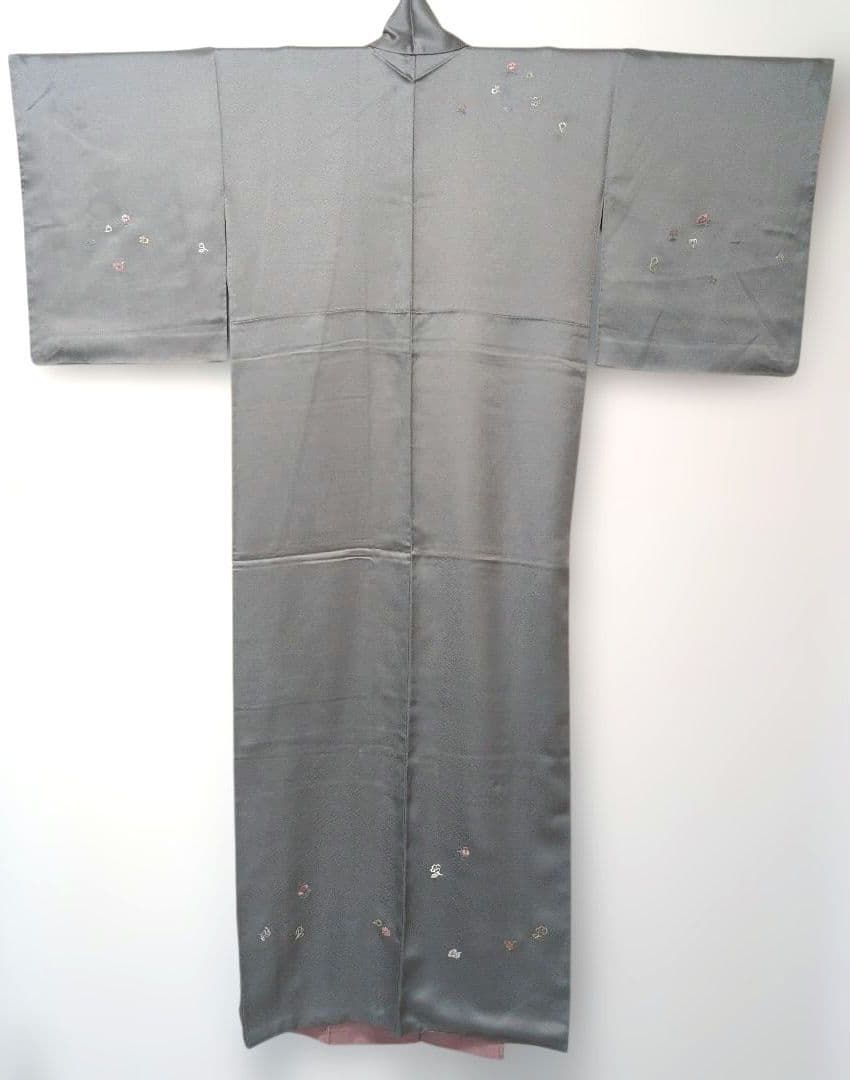 主役を引き立てる清楚な付下げ訪問着　色無地　2点セット　花刺繍　袋帯　正絹　灰色