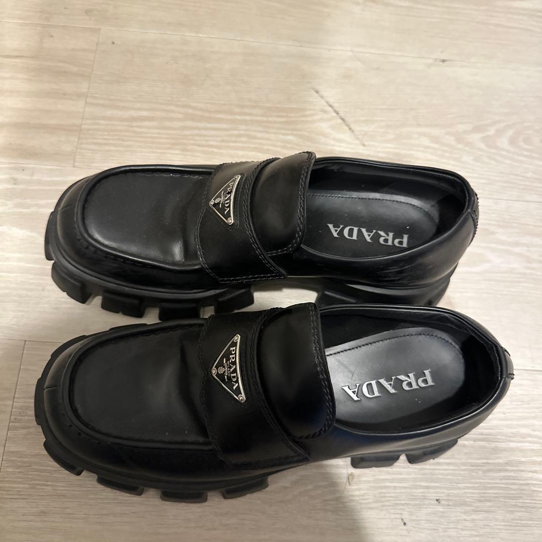PRADA モノリス　ローファー