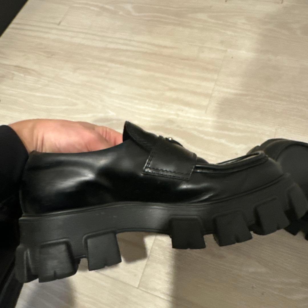 PRADA モノリス　ローファー