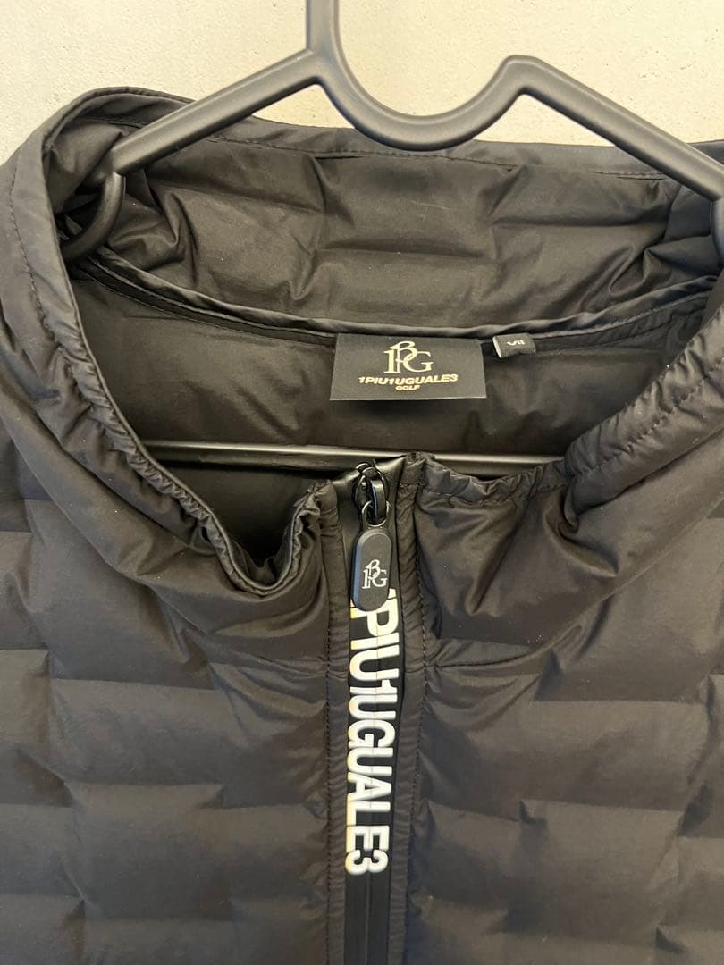 【3日間限定値下げ】1PIU1UGUALE3 ブラック ノースリーブ ベスト