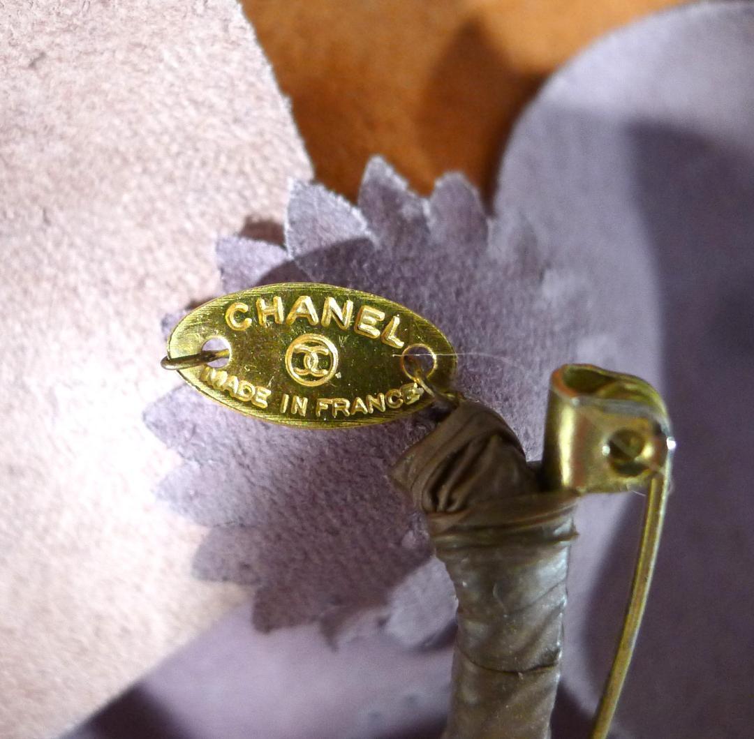 ◇【シャネル】フランス製イエロー＆ブロンズカラーカメリアレザーコサージュ(箱付）