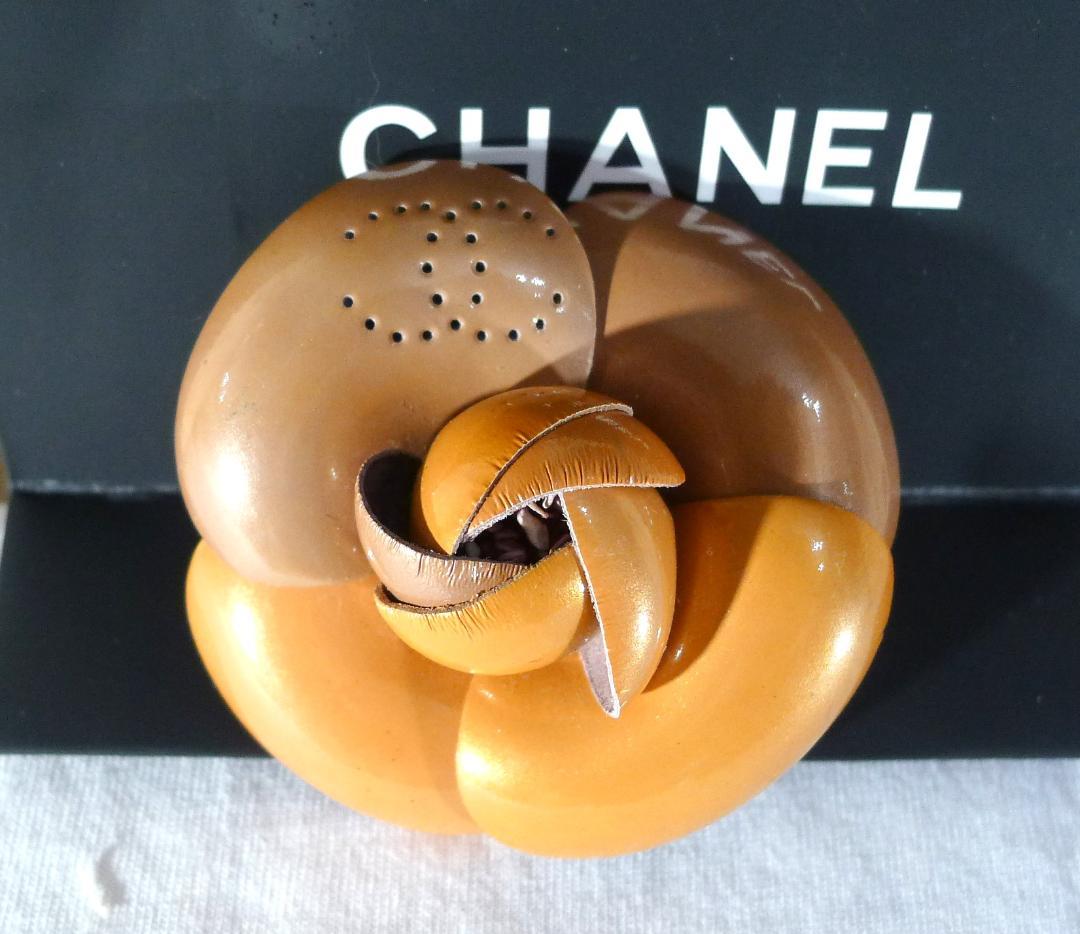 ◇【シャネル】フランス製イエロー＆ブロンズカラーカメリアレザーコサージュ(箱付）