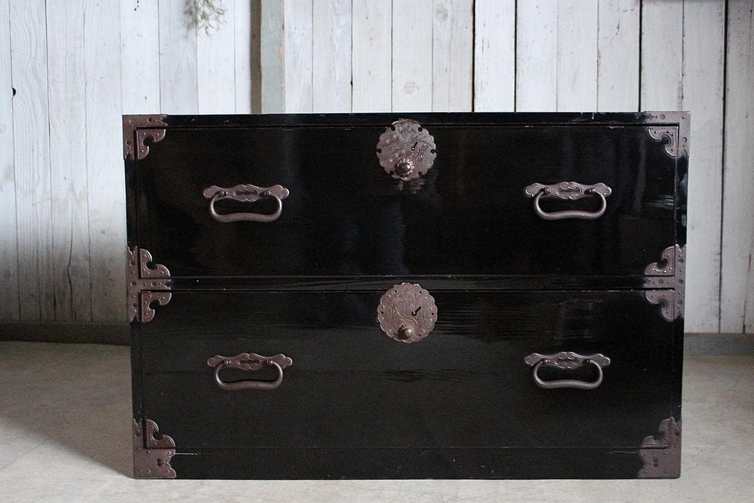 綺麗な丸金具庄内箪笥　2段 　 中桐製