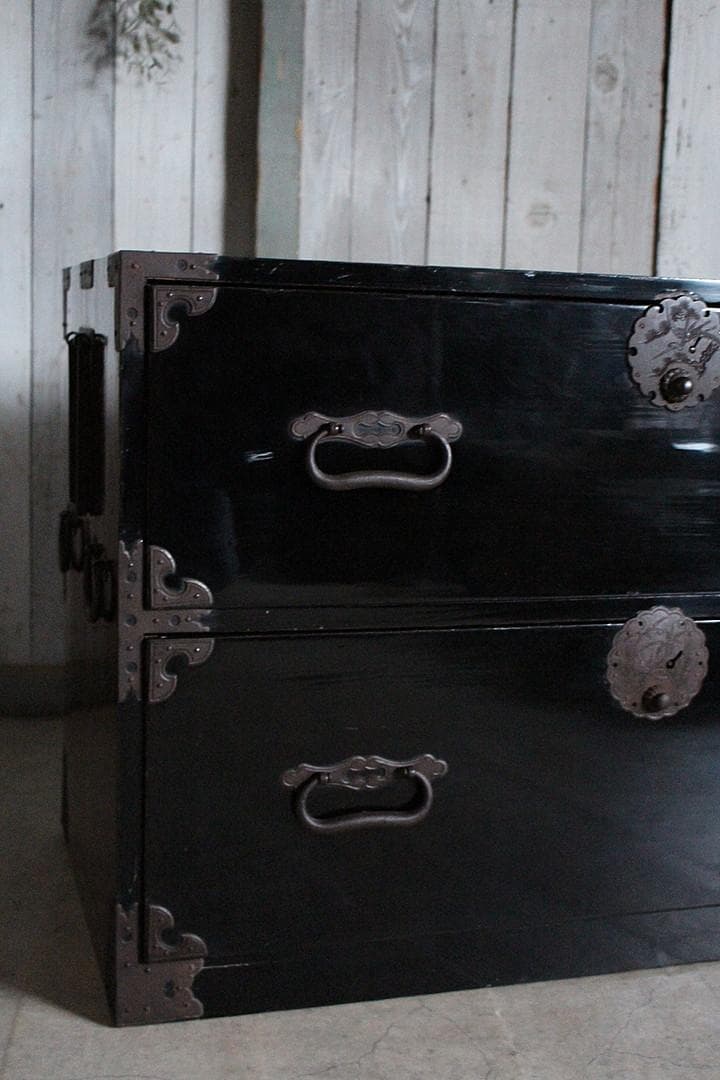 綺麗な丸金具庄内箪笥　2段 　 中桐製