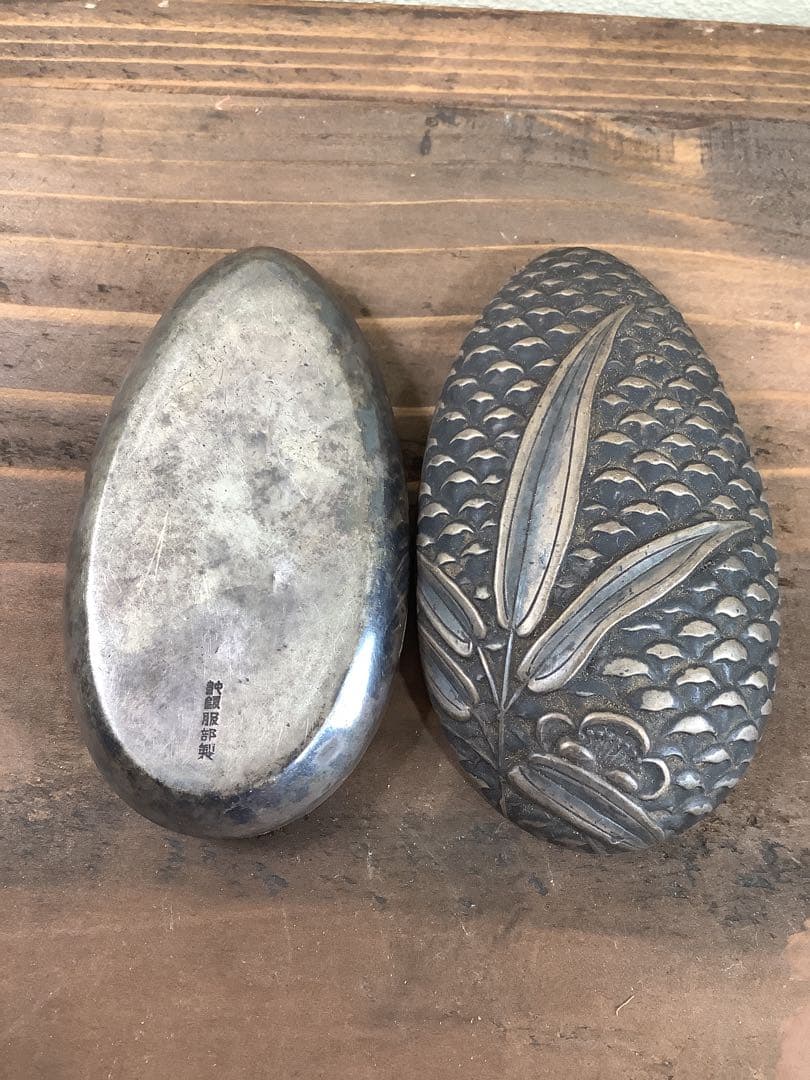 ヴィンテージ 純銀製　松竹梅　香合　小物入れ 純銀服部製 刻印有り　家紋入り