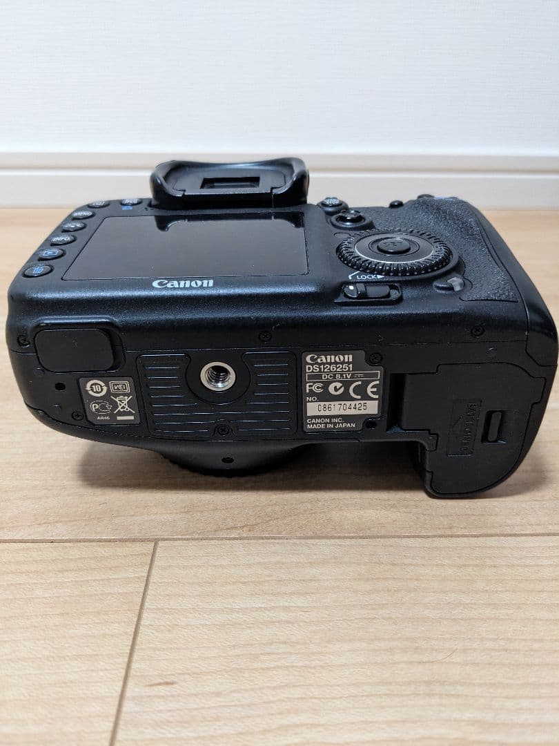 Canon EOS 7D ボディ　バッテリー3個・充電器・CF付き