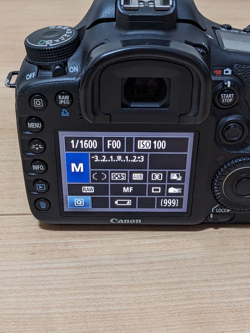 Canon EOS 7D ボディ　バッテリー3個・充電器・CF付き