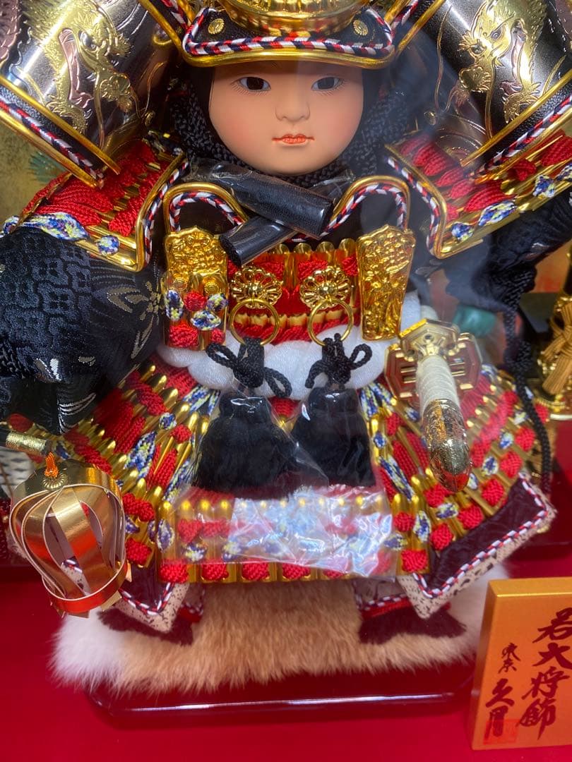 東京久月　五月人形　家紋付き若大将飾りオルゴール付六角ガラスケース入