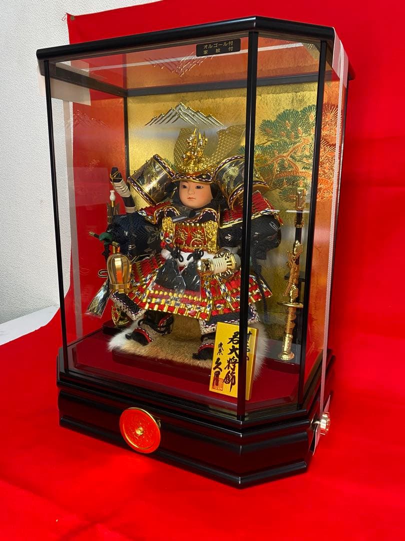 東京久月　五月人形　家紋付き若大将飾りオルゴール付六角ガラスケース入