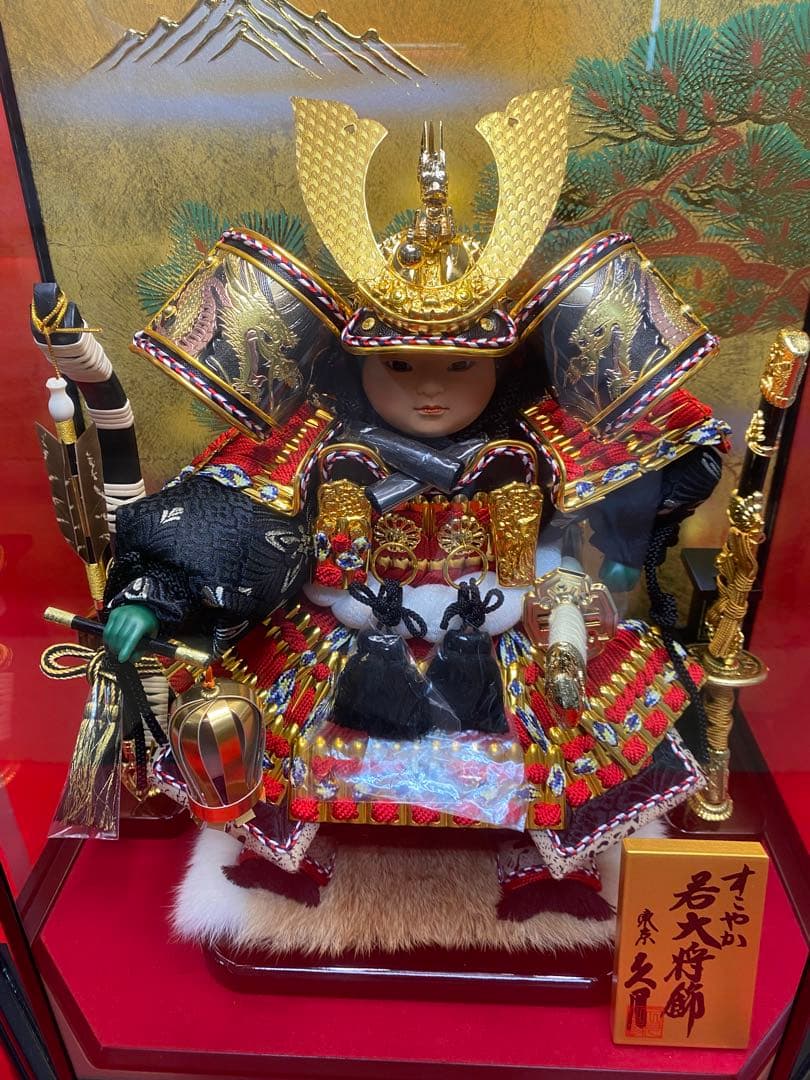 東京久月　五月人形　家紋付き若大将飾りオルゴール付六角ガラスケース入