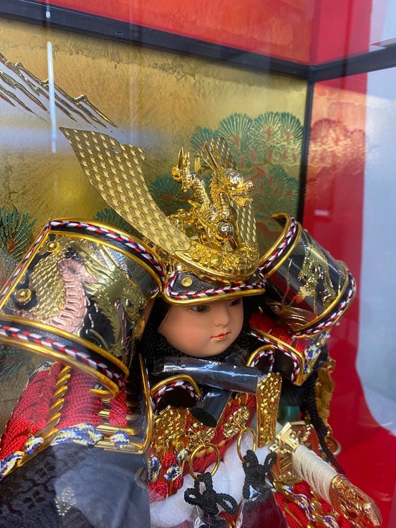 東京久月　五月人形　家紋付き若大将飾りオルゴール付六角ガラスケース入