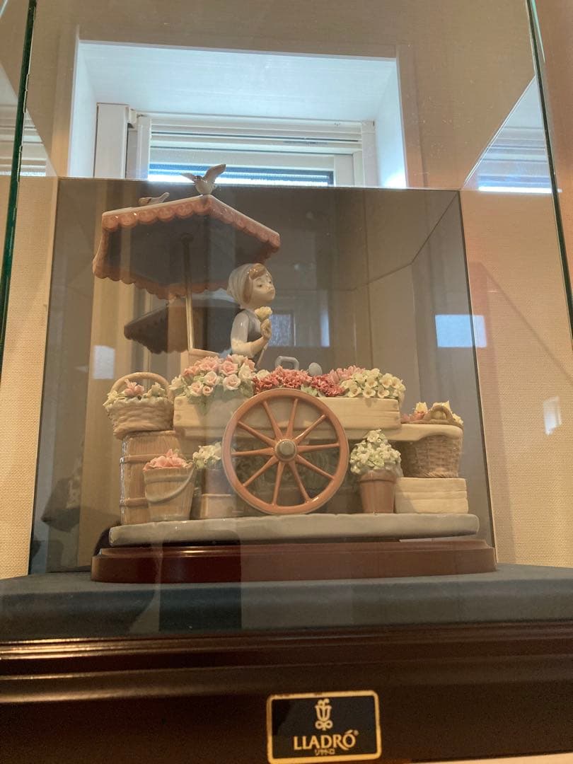 限定値下げ　美品　LLADRO 「公園通りの花屋さん」公式ガラスケース・木製台座