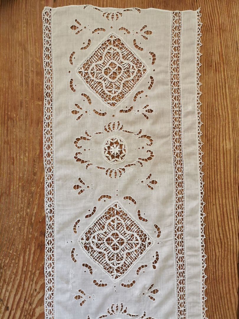 アンティーク 蜜蜂と蓮と葉のオープンカットワーク ボビンレースとろみリネンパネル