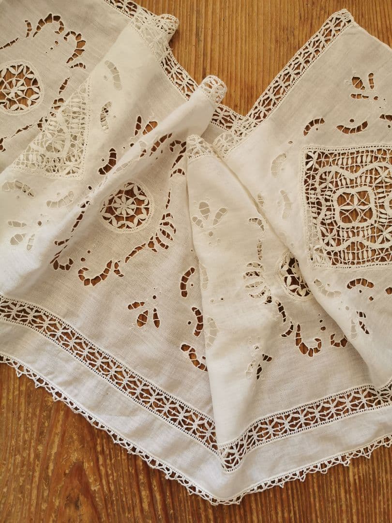 アンティーク 蜜蜂と蓮と葉のオープンカットワーク ボビンレースとろみリネンパネル