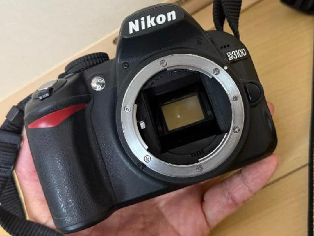 美品‼︎ Nikon 一眼レフカメラ 本体・ストラップ・充電器付き　カビや傷なし