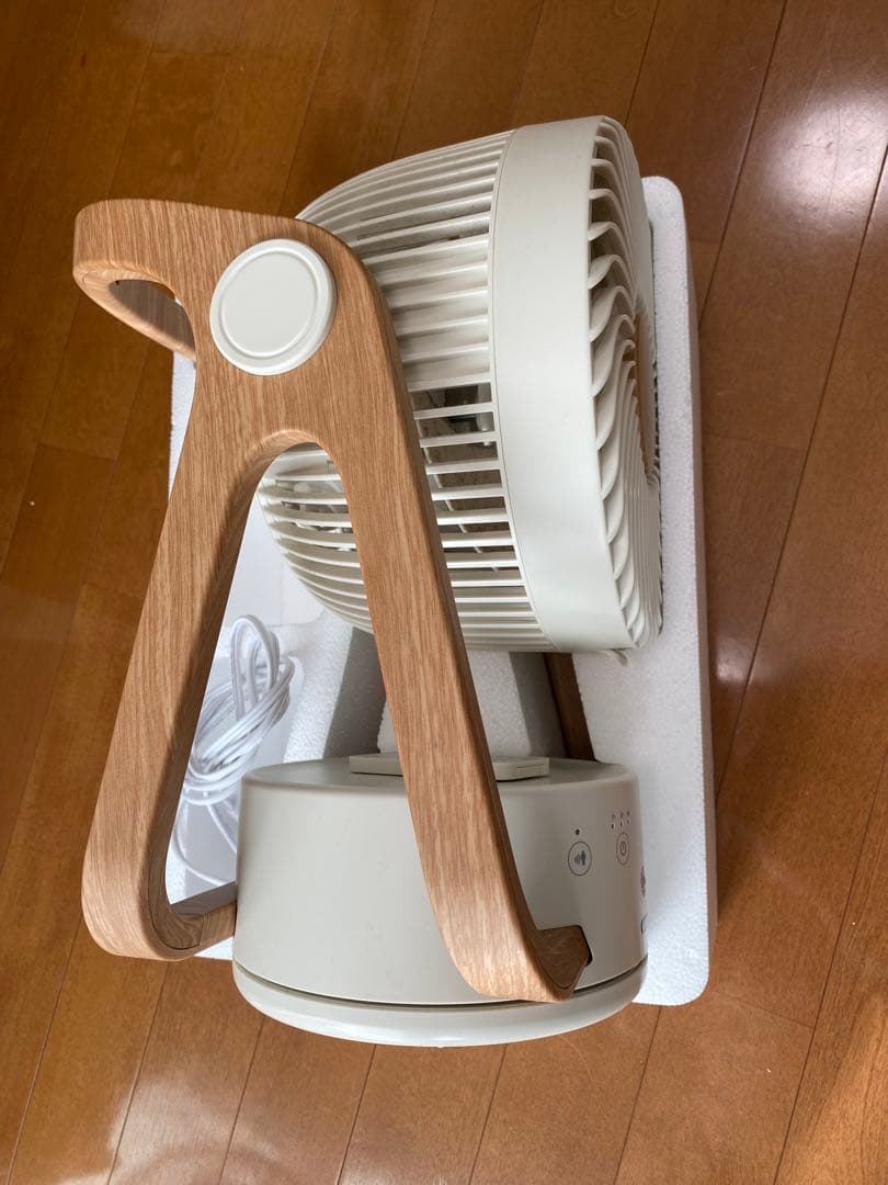 木製フレームの家庭用扇風機
