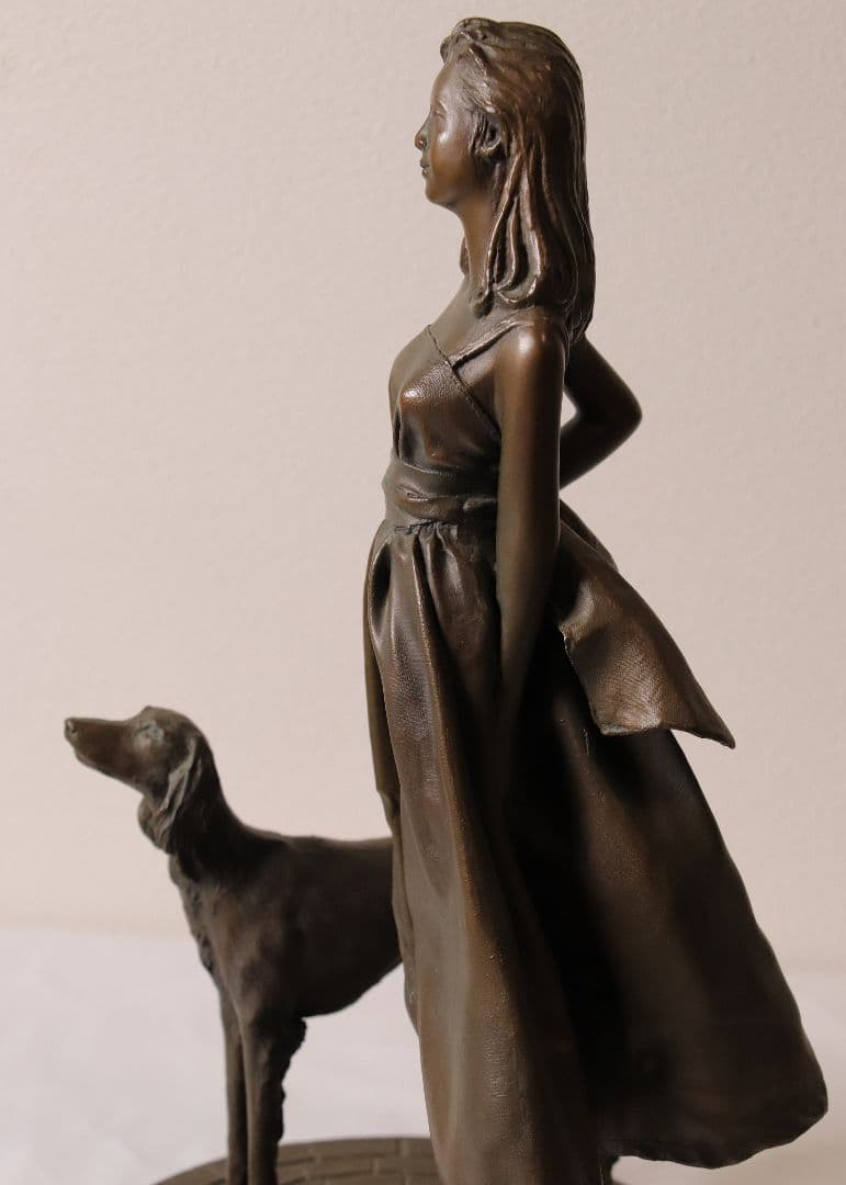 高岡銅器 ブロンズ像「街角」高さ33cm 美人像 女性 犬 洋風置物 M879