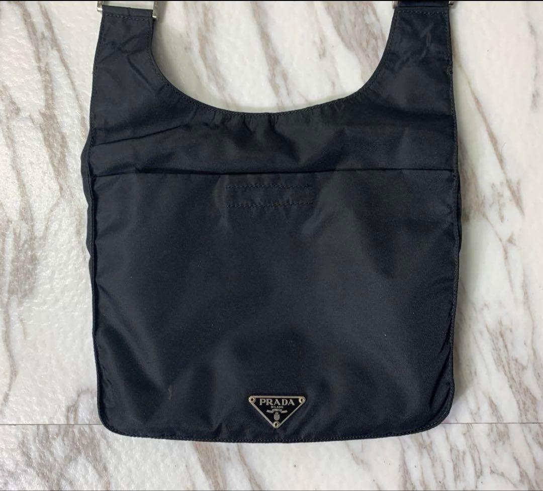 Prada　ショルダーバッグ　サコッシュ　ブラック　プレートロゴ　イタリア製