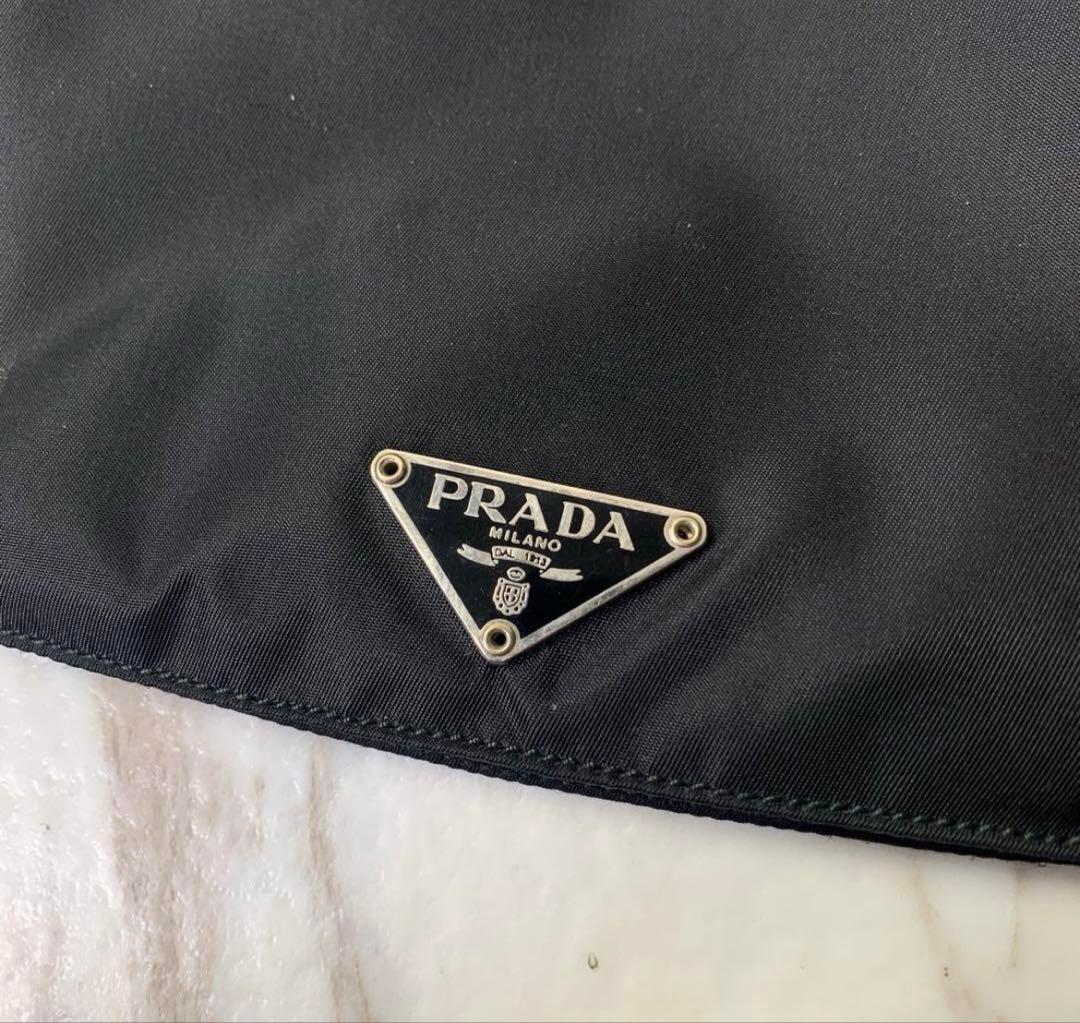 Prada　ショルダーバッグ　サコッシュ　ブラック　プレートロゴ　イタリア製