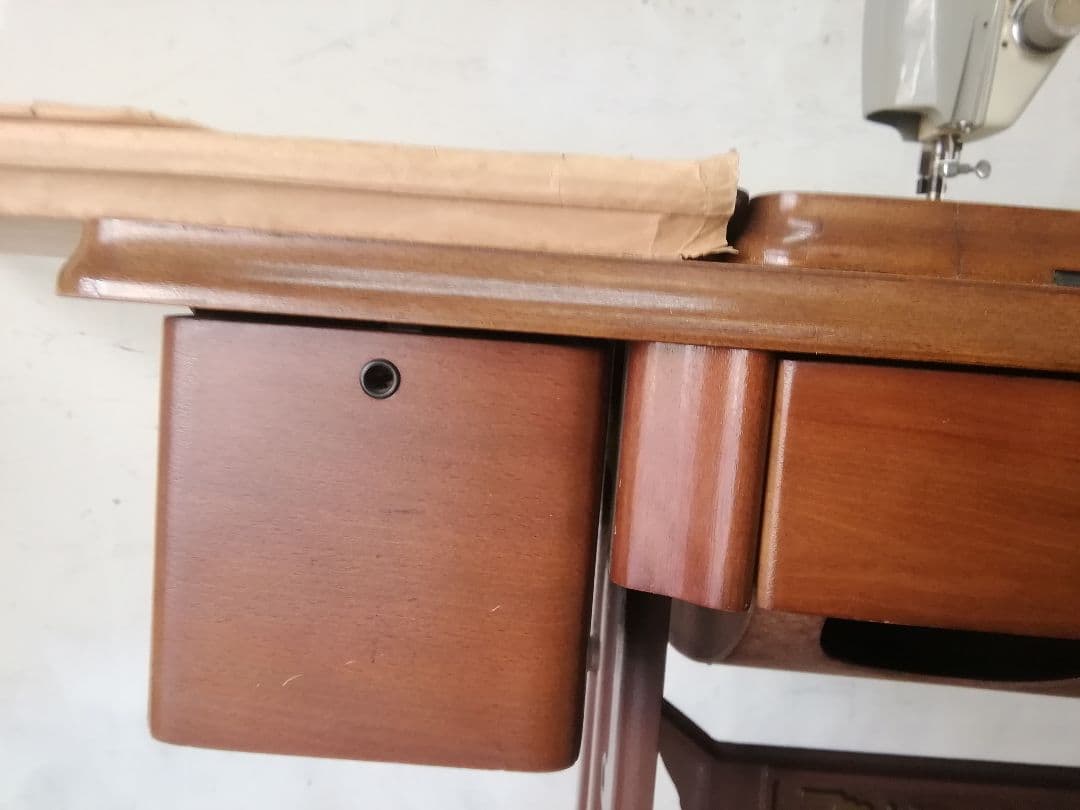 足踏みミシン/MITSUBISHI　　 テーブルその他の木製の部分は新品同様、