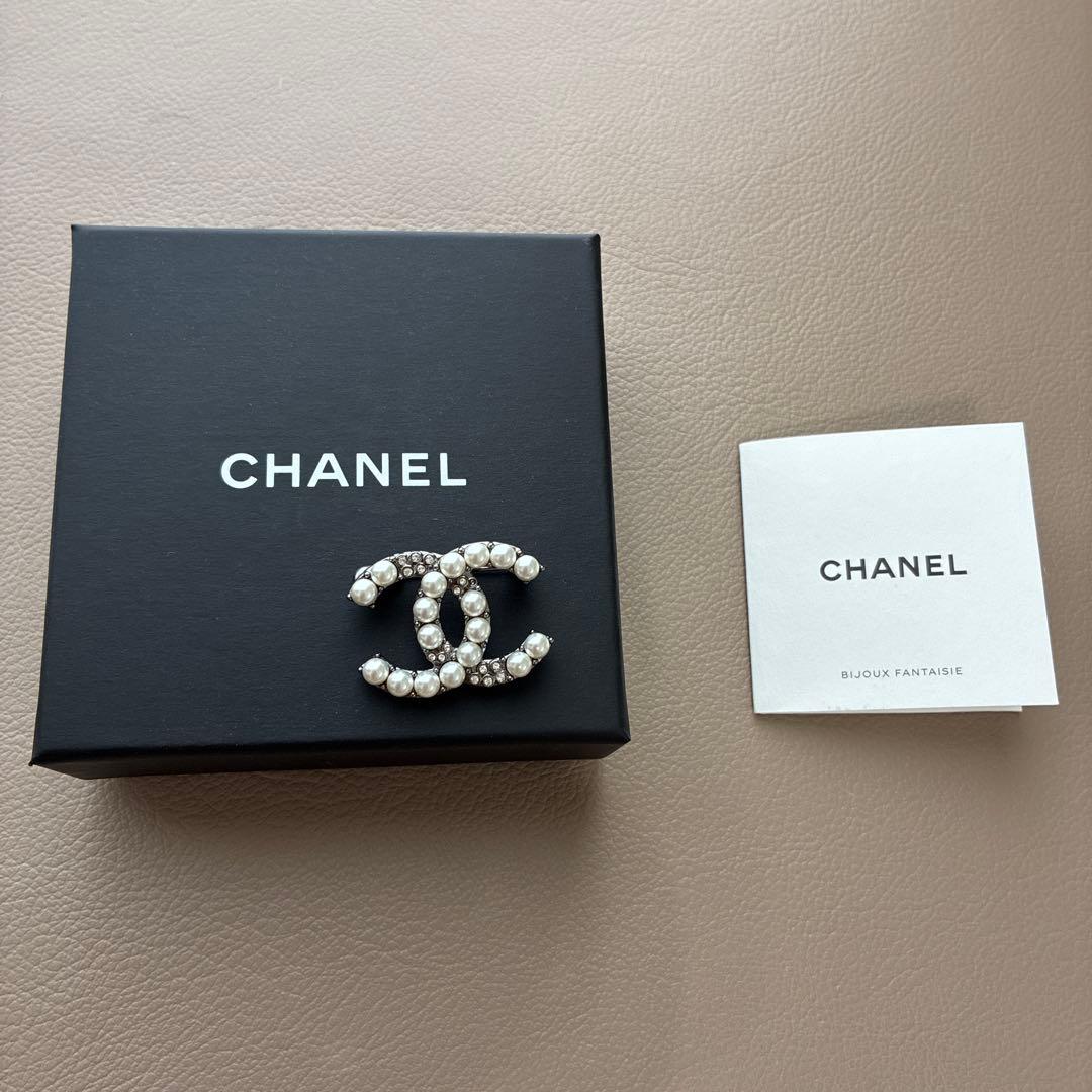 シャネル CHANEL ブローチ ココマーク シルバーｘホワイト B21A