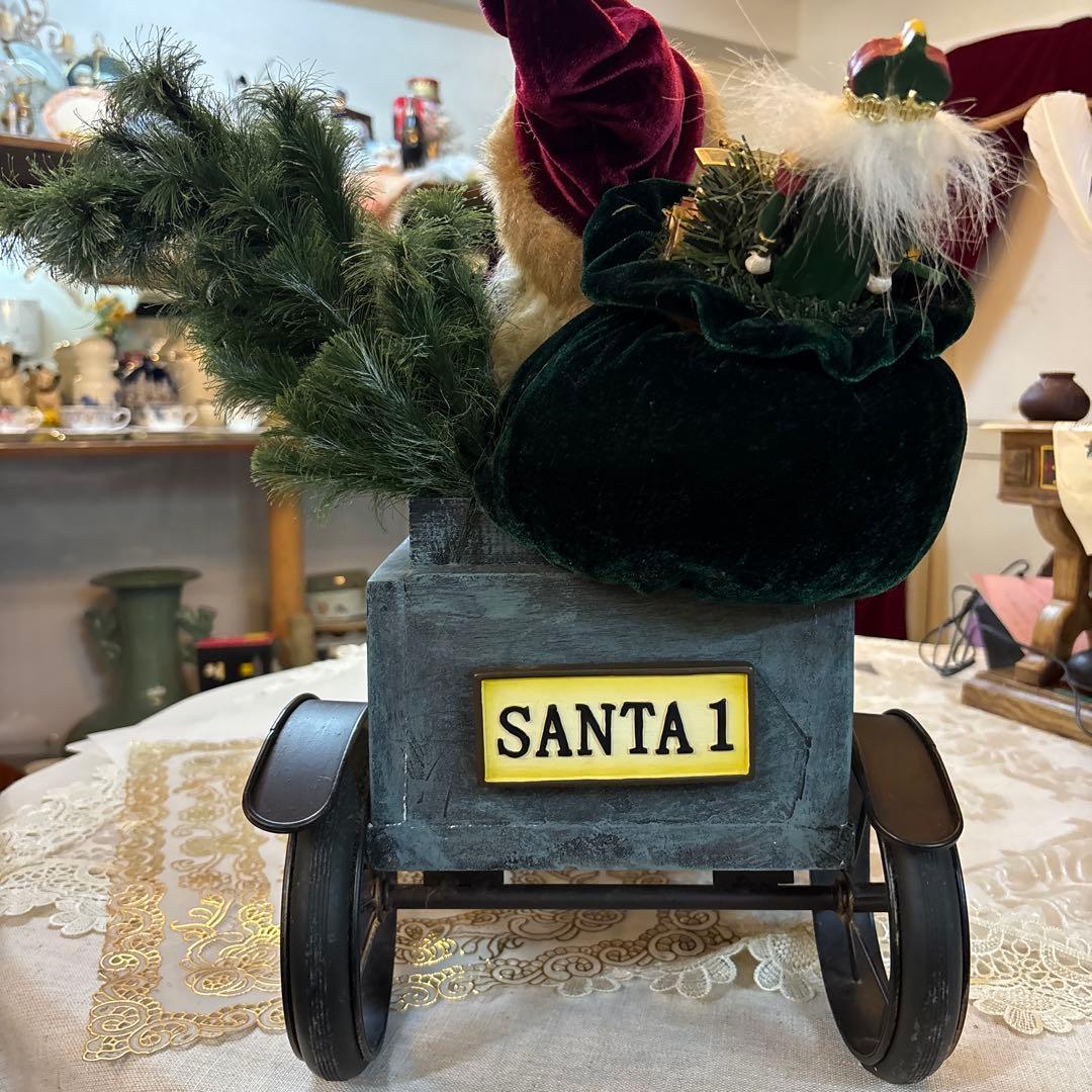 自動車に乗ったサンタさん