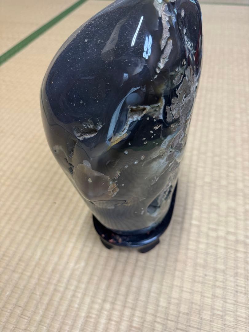 【貴重品】自然石の彫刻 黒色置物 台座付き