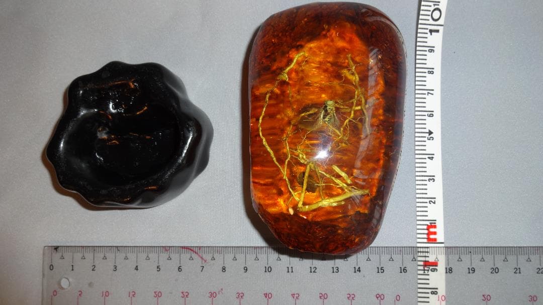 値下げ！！   虫(蜂)入り琥珀 （黒檀製台座付き）