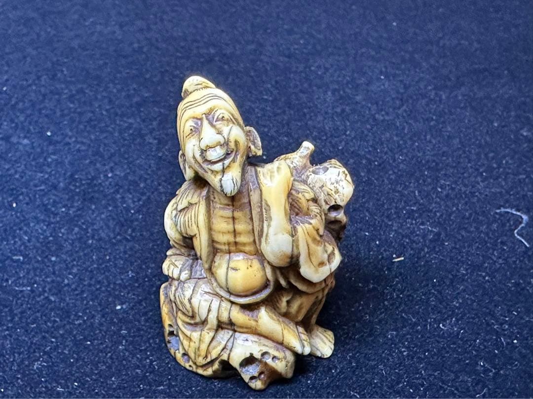 極上　根付　海象　セイウチ　仙人　天然素材　彫刻 置物　細密細工　骨董