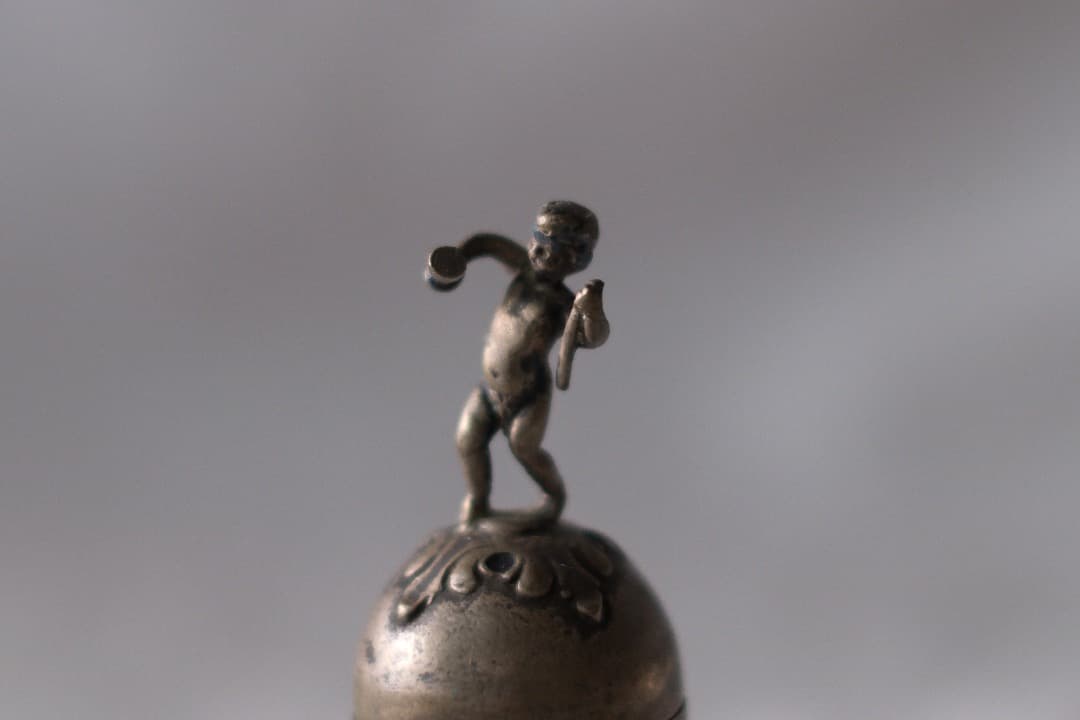 フランスアンティーク｜卵の上のプットー