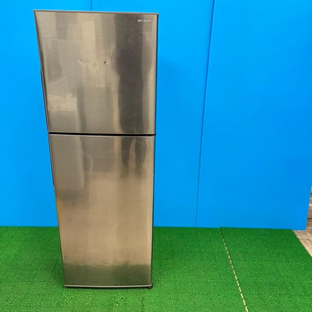 683 SHARP中型　冷蔵庫　小型　200L強　小型　一人暮らし　右開き2ドア