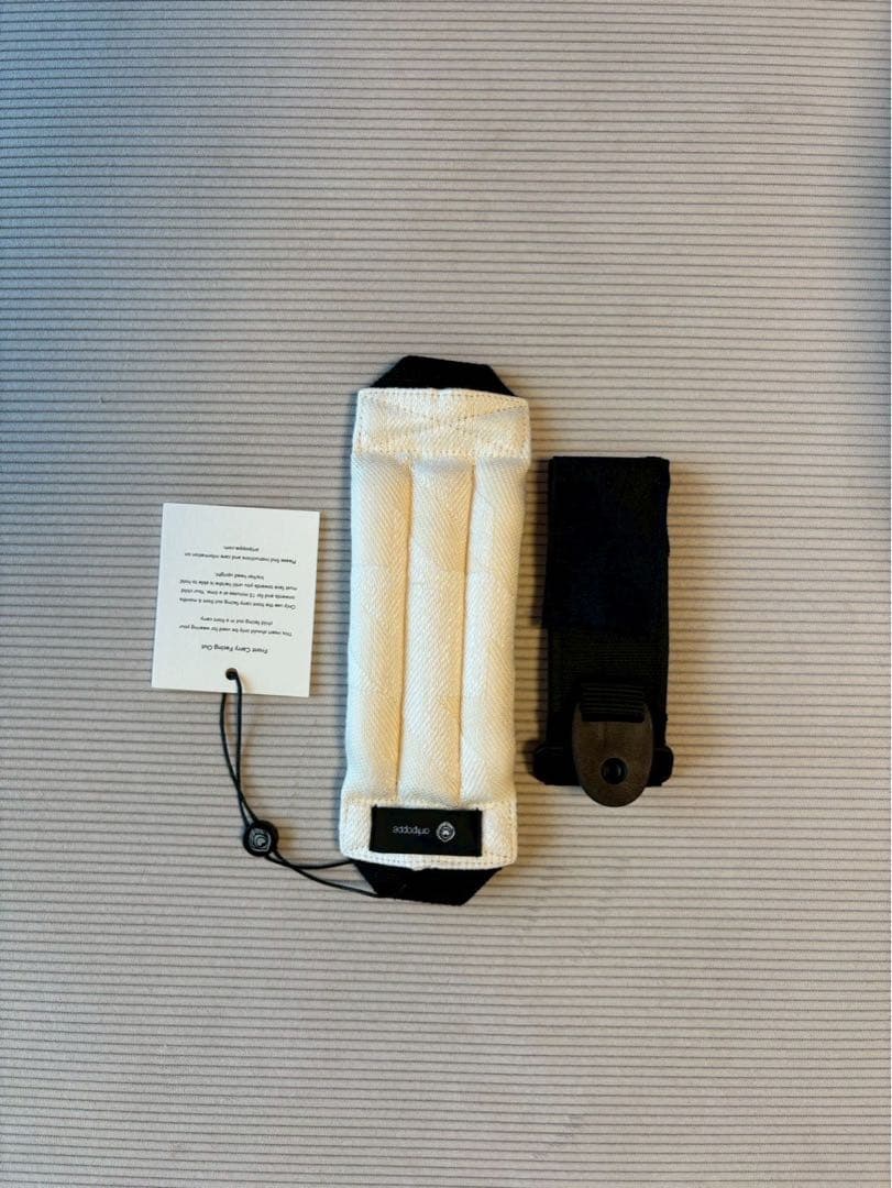 期間限定お値下げ【美品】アーティポッペ 抱っこ紐 ホワイト