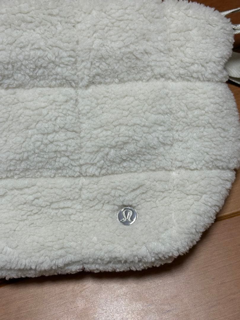 lululemon ホワイトもこもこバッグ