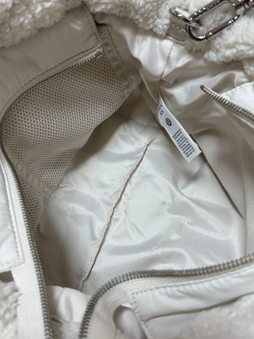 lululemon ホワイトもこもこバッグ