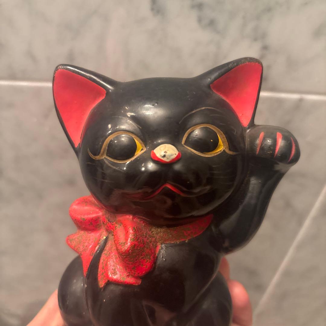 アンティーク大きな瞳や長いヒゲ、まつ毛が美しく、大きなリボンも可愛い招き猫