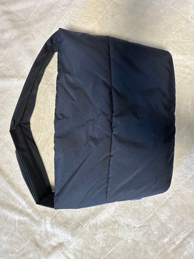 お出かけ・お散歩用品 HOWLY PUFF SLING BAG