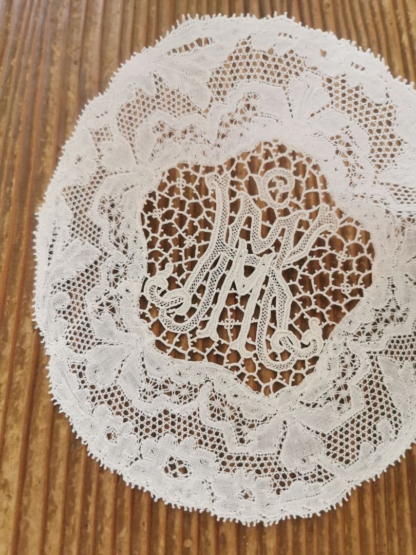 アンティーク ポワンドパリ 桜草 オーキッド イニシャルKＭ 鳥刺繍 ドイリー