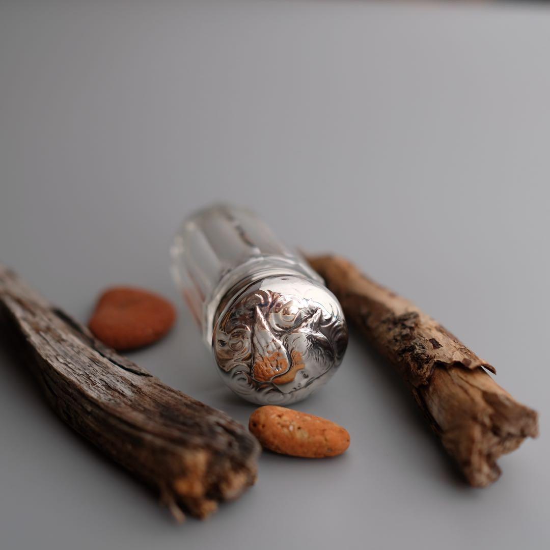 1900年製のイギリス・ロンドンの純銀蓋付きカットガラス容器