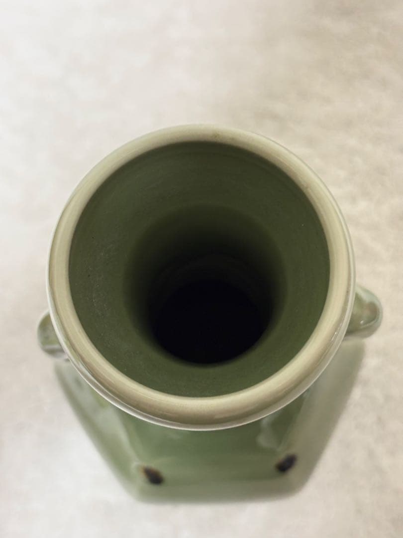 京都の陶芸家、二代目 加藤溪山（かとう けいざん）による青瓷耳付花生