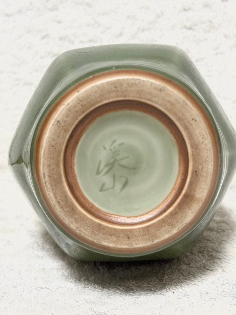 京都の陶芸家、二代目 加藤溪山（かとう けいざん）による青瓷耳付花生