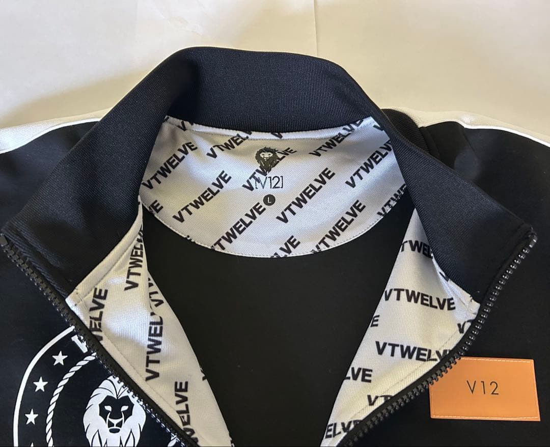V12 ブラック ジップアップジャケット　Lサイズ