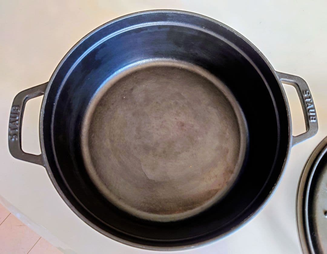 staub鍋26センチ　ストゥブ鍋　ラウンド　ダッチオーブン　鋳物鍋