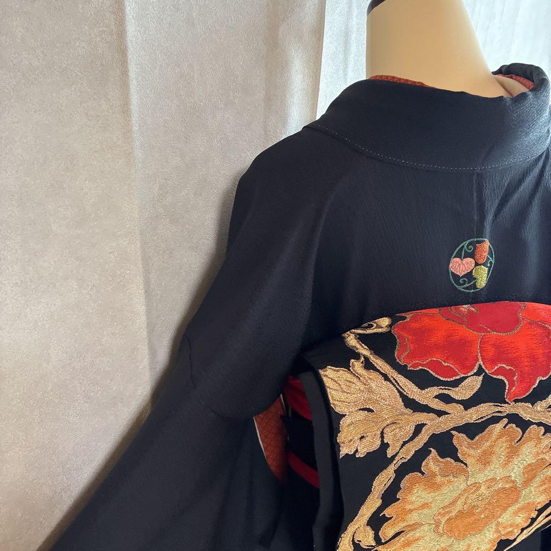 色無地　フルセット　着物　正絹　黒　比翼仕立て　帯で遊ぶ黒　粋　一つ紋刺繍　J5
