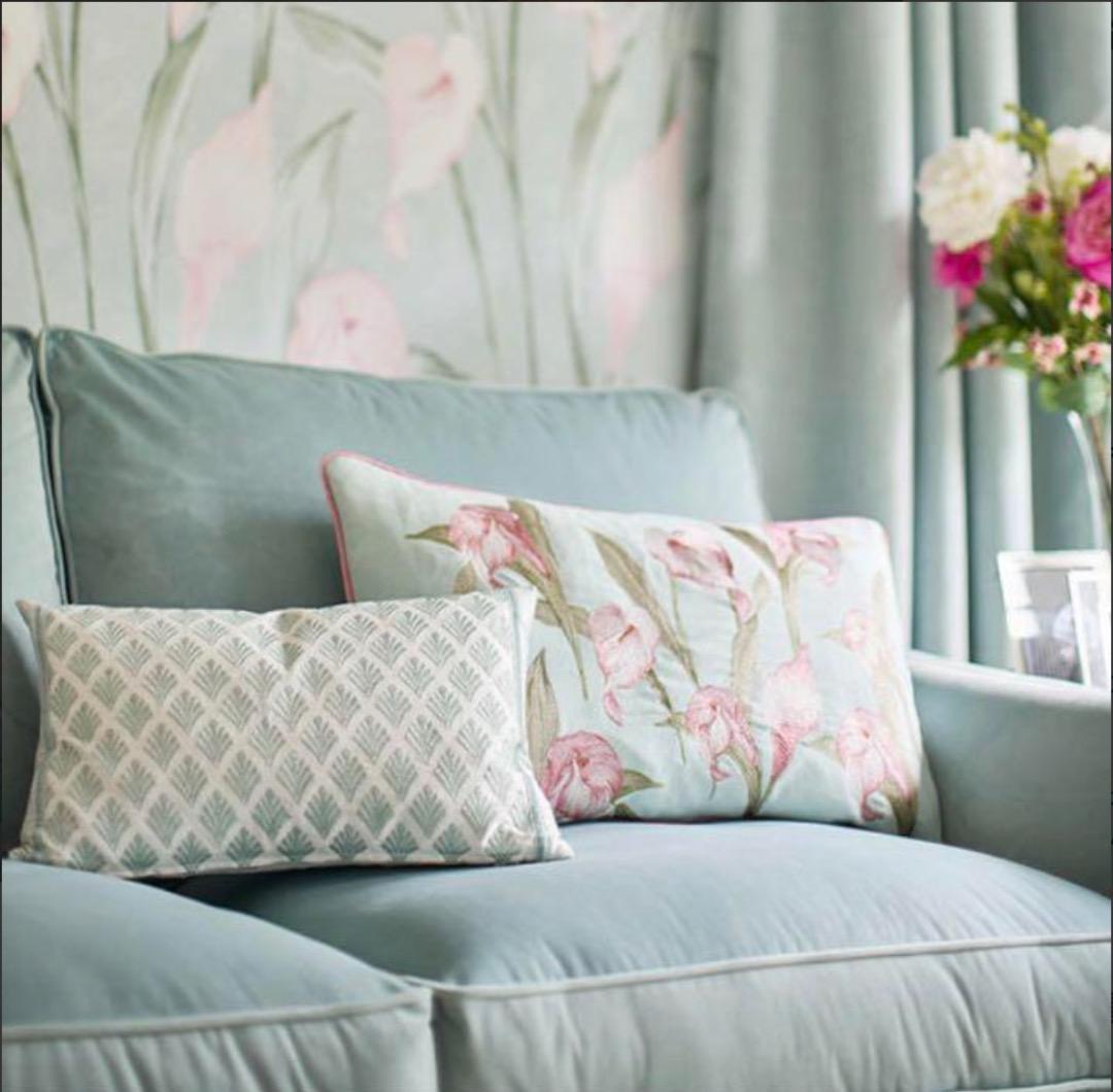 イギリス直輸入　ローラアシュレイ老舗　刺繍クッションフェザーin 新品