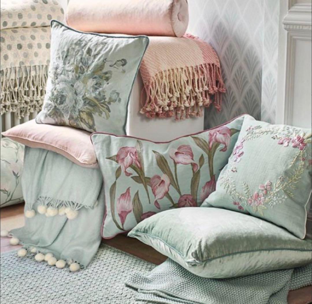 イギリス直輸入　ローラアシュレイ老舗　刺繍クッションフェザーin 新品