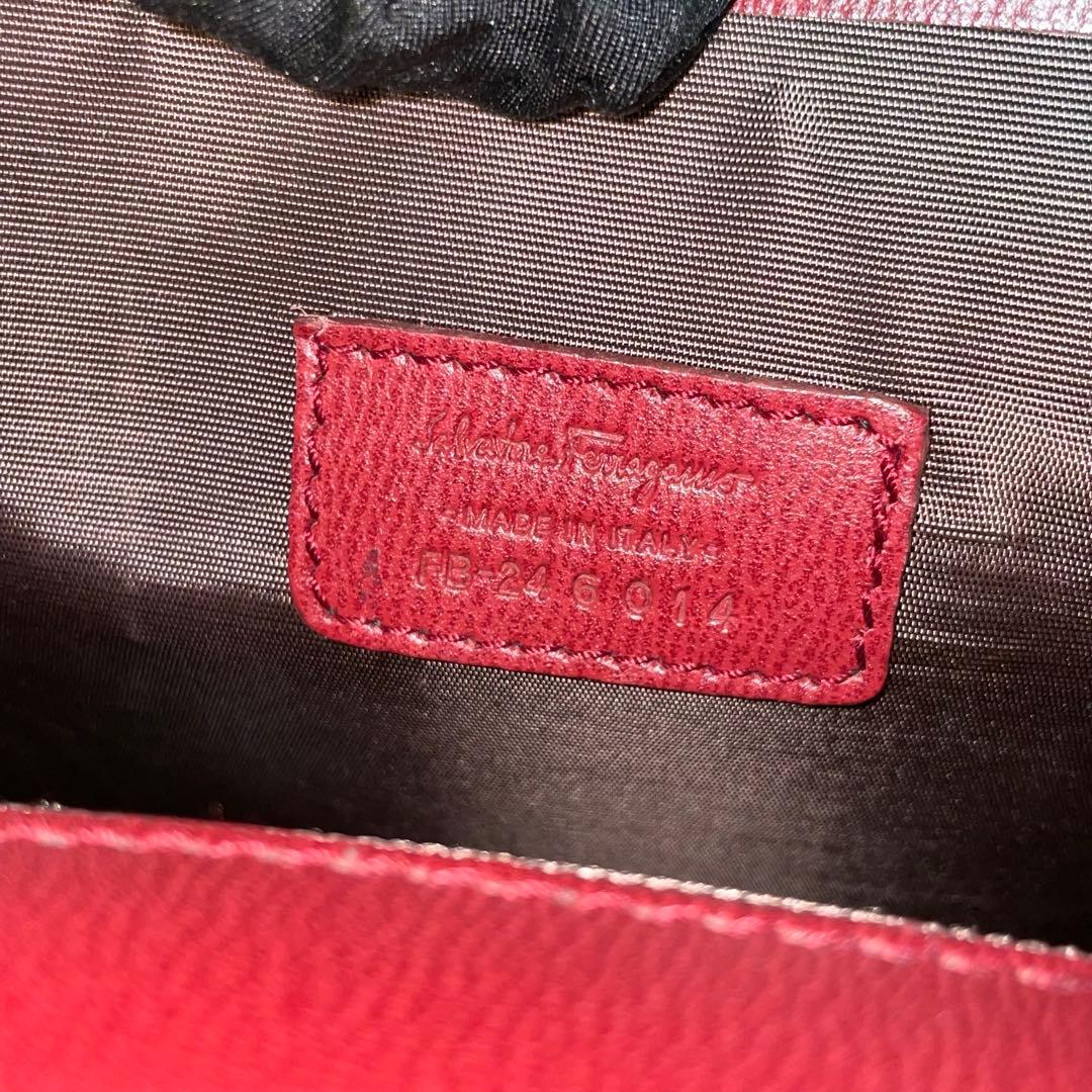 美品　フェラガモ　カメラバッグ　レッド　シルバー金具　ロゴ刻印　ショルダーバッグ