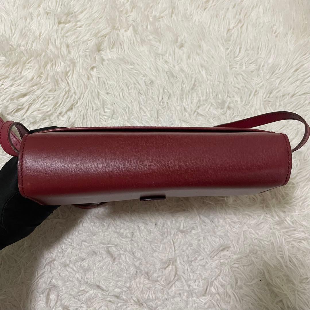 美品　フェラガモ　カメラバッグ　レッド　シルバー金具　ロゴ刻印　ショルダーバッグ