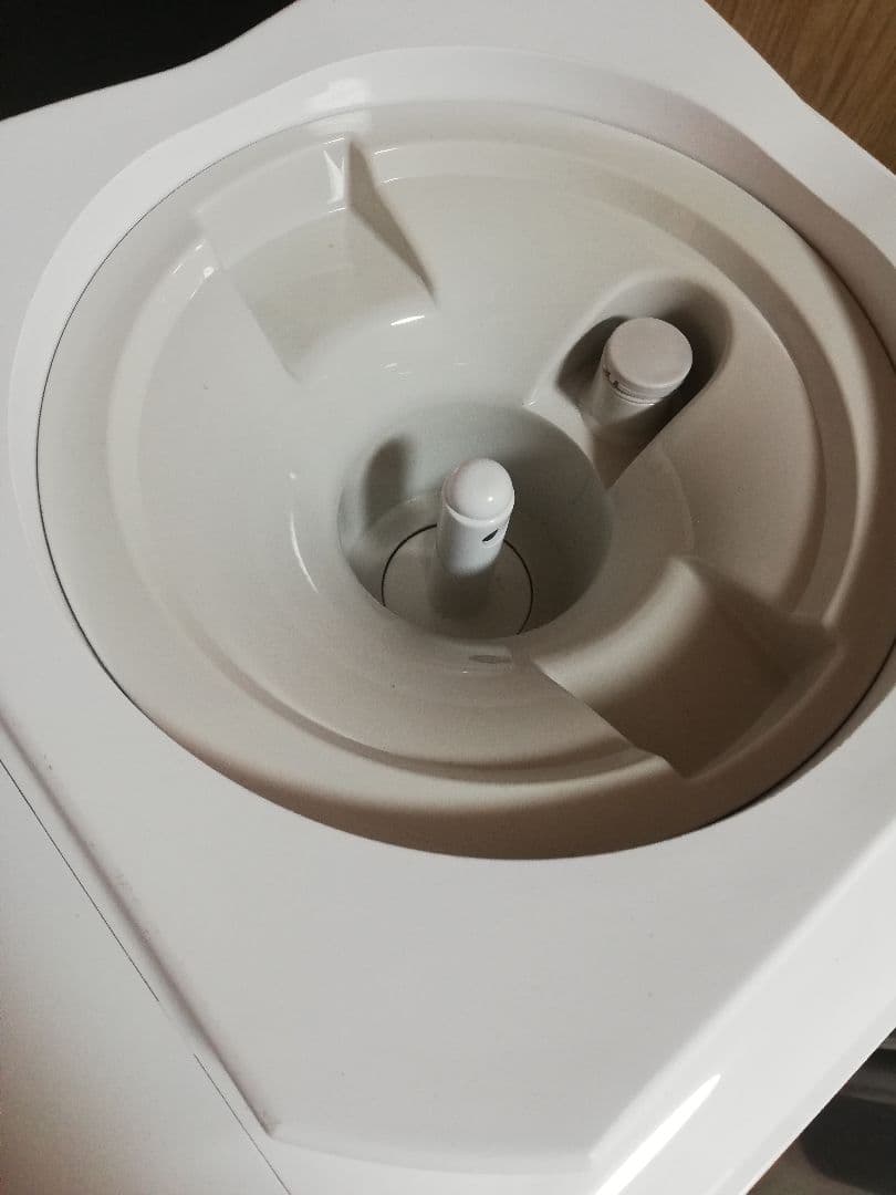 送料無料‼️　フレシャス　ウォーターサーバー　ホワイト　温水 冷水