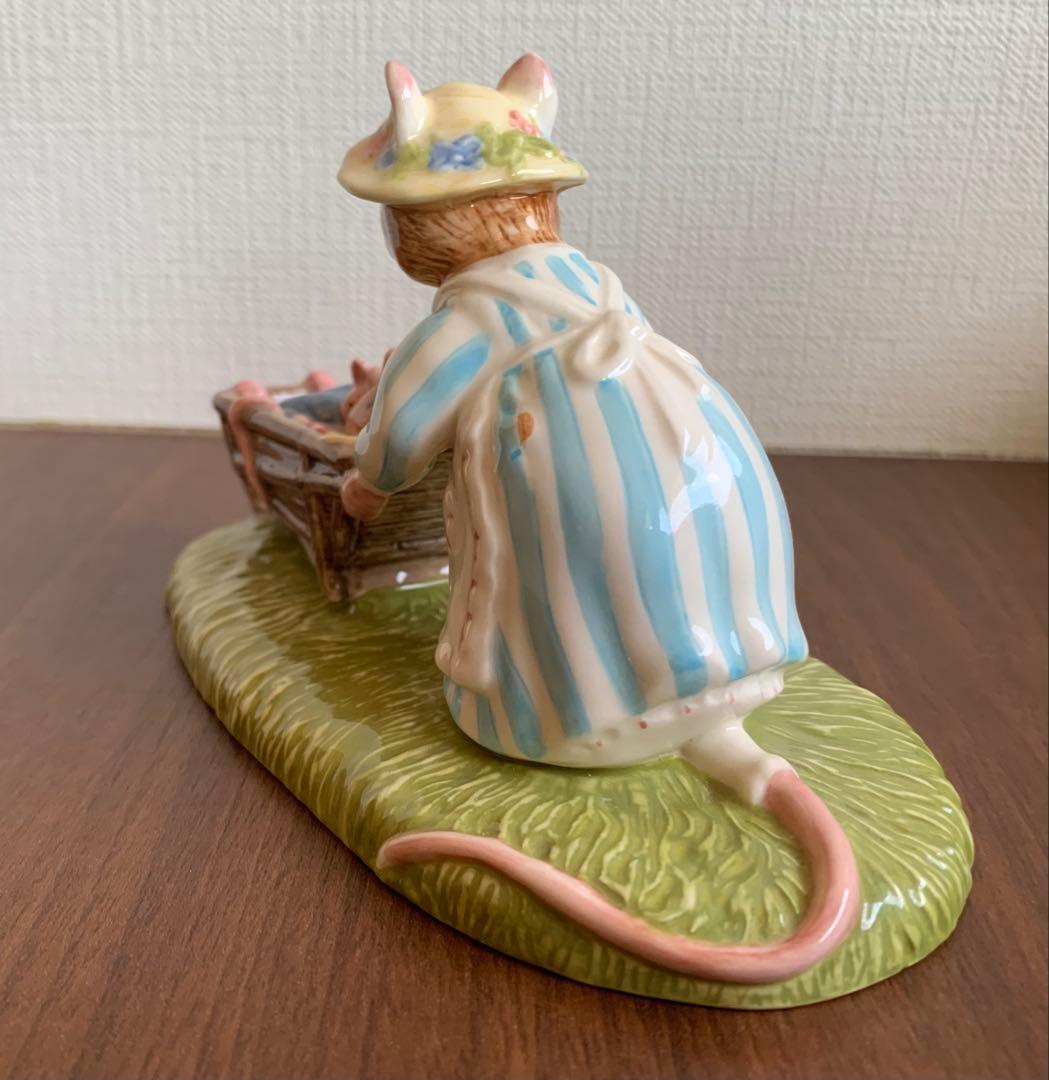 ブランブリーヘッジ フィギュリン Heading  置物