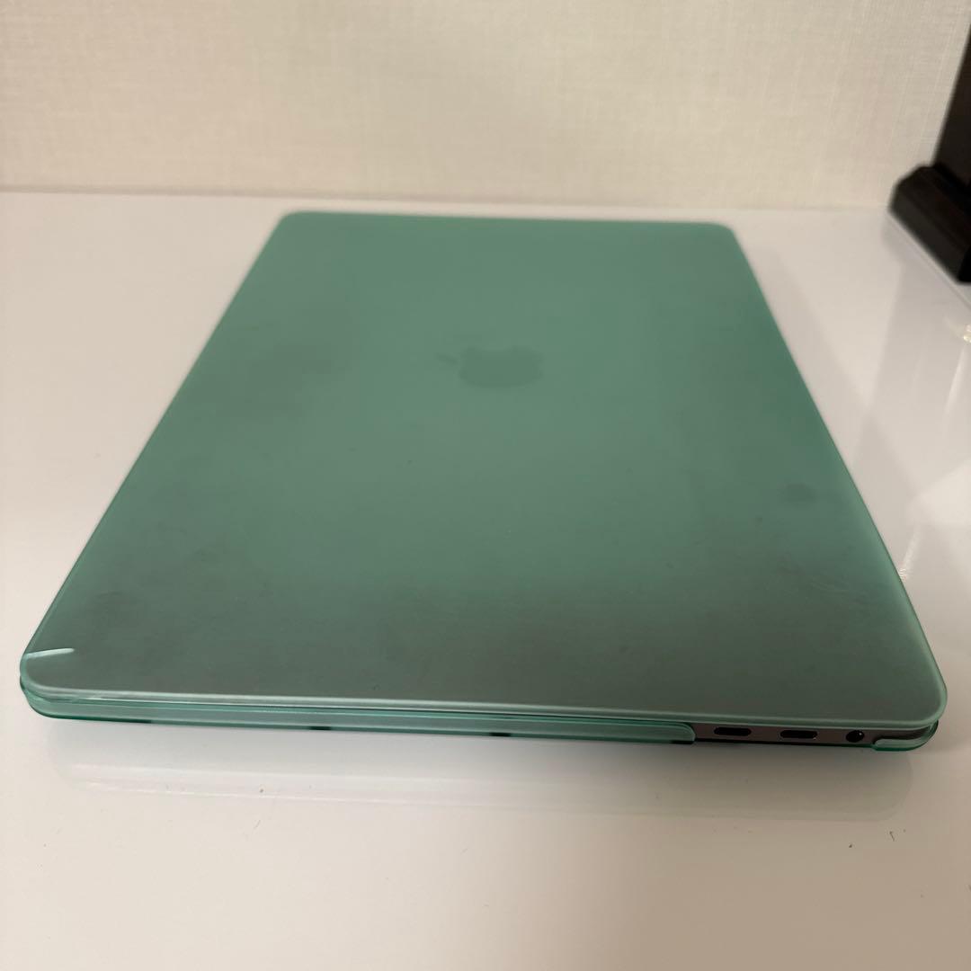 MacBook Pro 13インチ（2018年型）とカバー、アダプタ、ケーブル